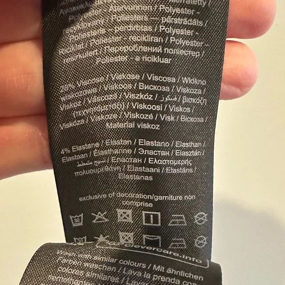 Vero Moda | Black Ribbed Fitted Tee - Picture 6 of 6